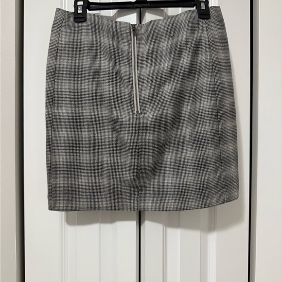 Banana Republic Gray Plaid Wool Skirt (Size 6) - Picture 2 of 6